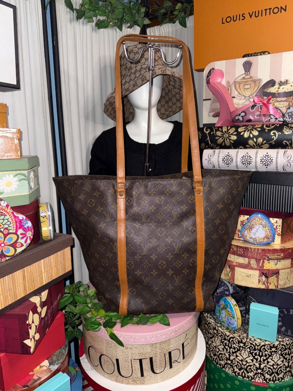 LOUIS VUITTON HUGE MONOGRAM TOTE! - Picture 17 of 17